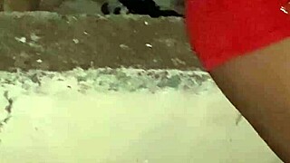 estava na rua encontrei uma mulher brigando com namorado e ela tirou sua calcinha para mostrar sua bocetinha fiquei louco arrumando