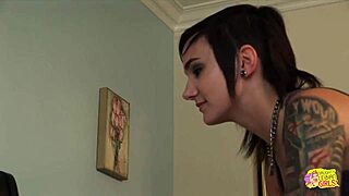 Tabu lesbičky vyriešia hádku intímnymi lízaniami