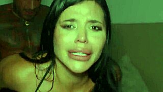 Tuntee intensiivistä intohimoa Sara Retalin kanssa ja Purosangue Lucasin kumartuneessa sessiossa.