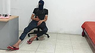 I masturbate after stepsister gets me horny 😈