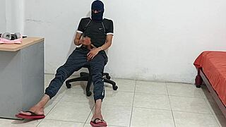 I masturbate after stepsister gets me horny 😈