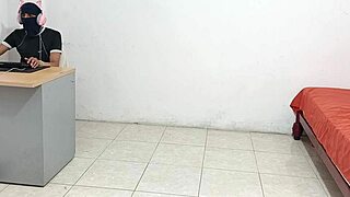 I masturbate after stepsister gets me horny 😈