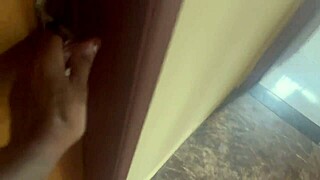 Nossa amigo n�o quis emprestar sua namorada gostosa e a outra menina parece mulher el�stico olha o que ela faz