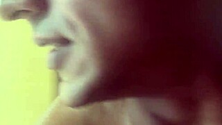 Nossa amigo n�o quis emprestar sua namorada gostosa e a outra menina parece mulher el�stico olha o que ela faz