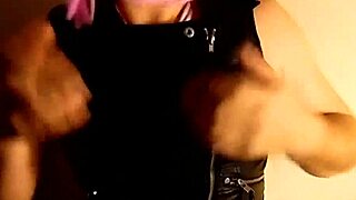 Sestra Lucy Diamond twerkuje u mrežastim čarapama 😘