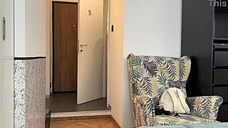 Naked woman drops towel in front of delivery man