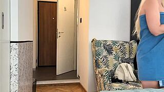 Naked woman drops towel in front of delivery man