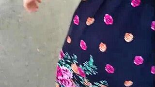 acosando a madura culona en falda en lima