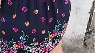 acosando a madura culona en falda en lima