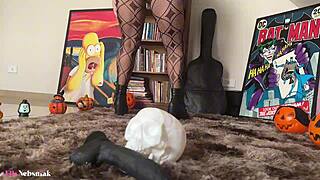 Elis Nebsniak dresses as bunny and masturbates in bath until climax