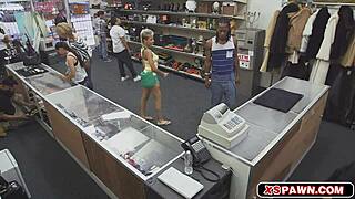 Luscious hottie babe's pussy gets banged by group of amateurs