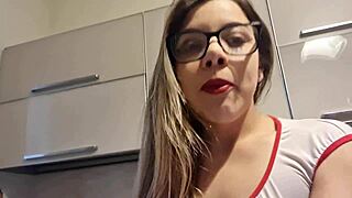 gostosa sensual cleans the kitchen