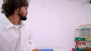 Doctor folla a dos lesbianas tímidas por el culo durante el examen