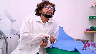 Doctor folla a dos lesbianas tímidas por el culo durante el examen