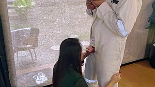 istriku nyepong kontolku saat aku baru pulang kerja