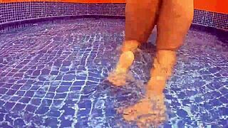 Milf culona banged in water, craves cock over food! 🍆