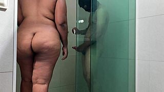 Big Pussy Lips Exposed In Shower!