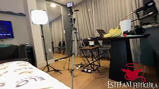 Loira gostosa fudendo de manhã cedo e levando gozada na boca durante café da manhã.