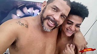 Ζευγάρι γαμάει με σέξι λεσβία λατίνα φίλη ερασιτέχνες