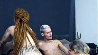 Ruiva de dread sentou gostoso no amigo enquanto mulher dele mamou gostoso