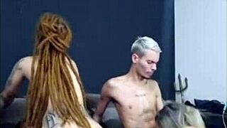 Ruiva de dread sentou gostoso no amigo enquanto mulher dele mamou gostoso