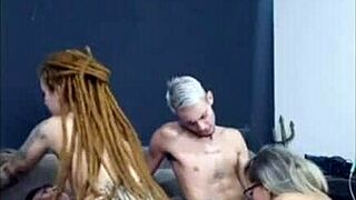 Ruiva de dread sentou gostoso no amigo enquanto mulher dele mamou gostoso