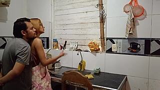 寂寞人妻做饭等老公吃光滑骚屄不吃午饭