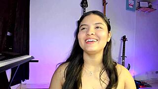 watch cute solo girl masturbate with dildo on webcam close up!