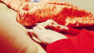 ¿Chica caliente no aguanta masturbarse antes de la cena?