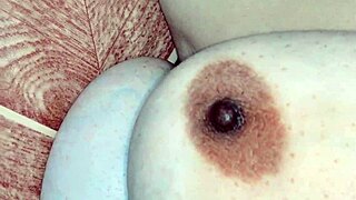 نيتو السمينة الهندية الجميلة تحصل على تدليك زيتي ساخن مع كلام قذر بالهندية