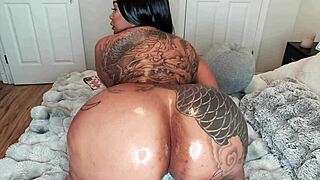 Oiled Ebony Ass Twerking and Worship