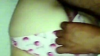 Primera vez por atrás después del colegio, cansado y me agarra por atrás casero amateur latina