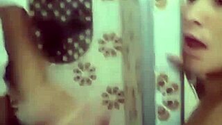 o cara veio arrumar o chuveiro e ganhou uma mamada e eu um banho de porra