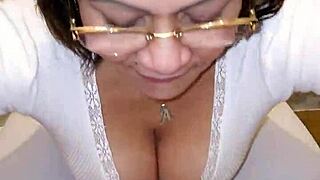 La Mama De Mi Mejor Amigo Me Encuentra Masturbandome Con Su Tanga Y Se Traga Mi Leche