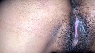 पंजाबी देसी गर्ल पहली बार पसी पाउंडिंग का अनुभव करती है