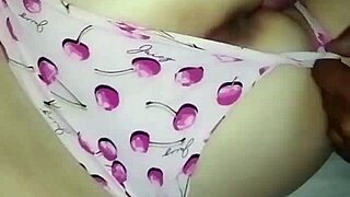 Primera vez por atrás después del colegio, cansado y me agarra por atrás casero amateur latina