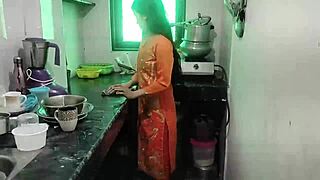 Indian hot sali bangs her jija g while home alone