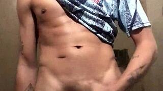 Likes a big-dicked guy showing off for cam in tattooed solo masturbation