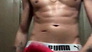 Likes a big-dicked guy showing off for cam in tattooed solo masturbation