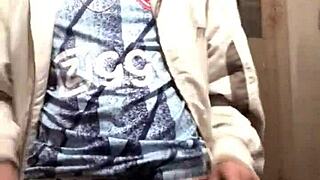 Likes a big-dicked guy showing off for cam in tattooed solo masturbation