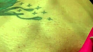 você pode mamar no meu grelo grande e cuspir nele