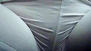 haciendo pis en la casa con la pussy