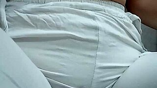 haciendo pis en la casa con la pussy