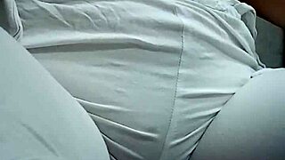 haciendo pis en la casa con la pussy