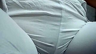 haciendo pis en la casa con la pussy