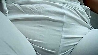 haciendo pis en la casa con la pussy