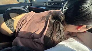 Fy faen! Knuller venninne med kjæreste i bil