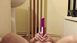 I make my milf slave eat from the gamelle with buttplug in ass