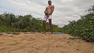 Punheta e gozada na praia, quer ver mais?