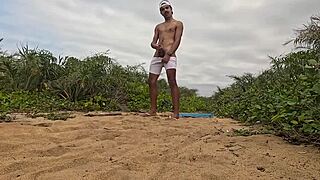 Punheta e gozada na praia, quer ver mais?